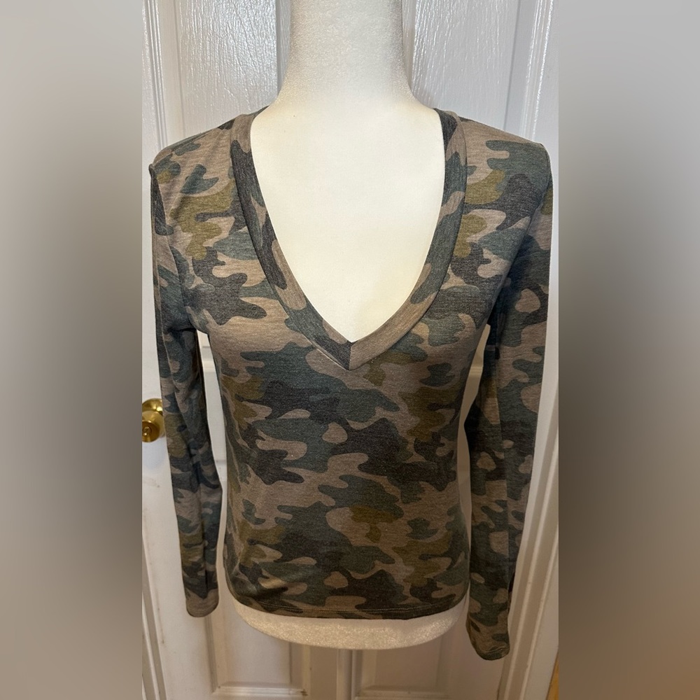 Tresics Top Green camouflage long sleeve V-neck Size Medium
